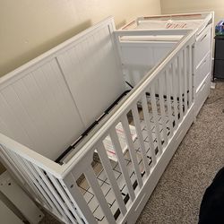 Beautiful Crib Combo With Drawers and Shelves
