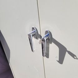 Anaquel con llave de metal como nuevo para  herramienta o alasena