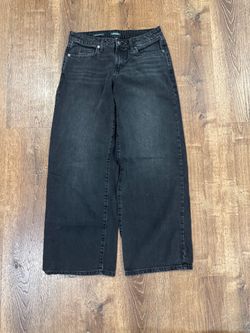 Black denim jeans with a relaxed fit size 6
