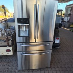 SAMSUNG  4  DOOR 5 YEARS OLD, Refrigerator Works, Freezer Not, Sold Asis