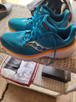 SAUCONY