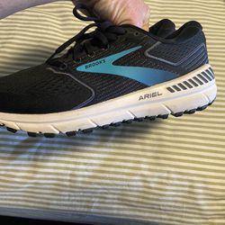 Brooks ‘Ariel 20 Running Shoe