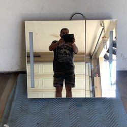 Bathroom medicine cabinet