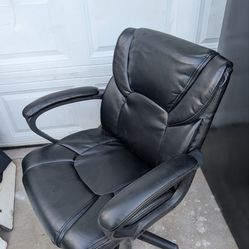 4 Executive Office Chairs Can Deliver