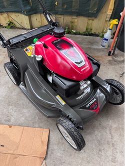 SELF PROPELLED LAWNMOWER HONDA HRX-217 /200cc TWIN BLADE / BLADE CONTROL SYSTEM . XENOY DECK NEVER GER RUST, DENT or CORRODE ,  . ALLOW YOU MAKE YOUR 