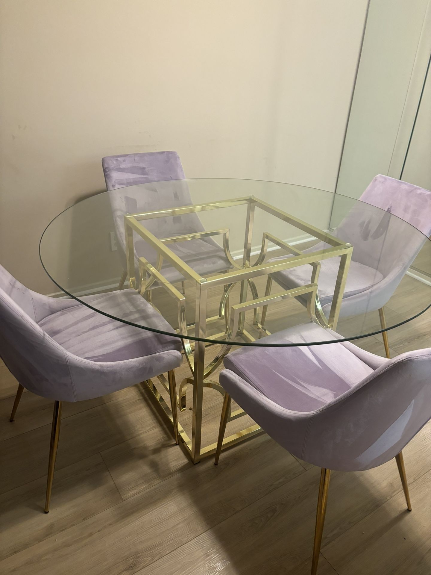 Beautiful glass Table And Chairs 