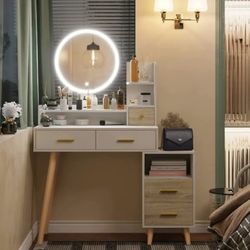 Vanity with lit mirror and chair 
200$ FIRM
BRAND NEW, STILL IN ORIGINAL BOXES. 
Prefer to sell together.
Great gift for t