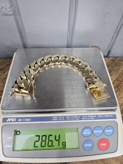 10kt Solid  Cuban Link  Bracelet.  286.3gra