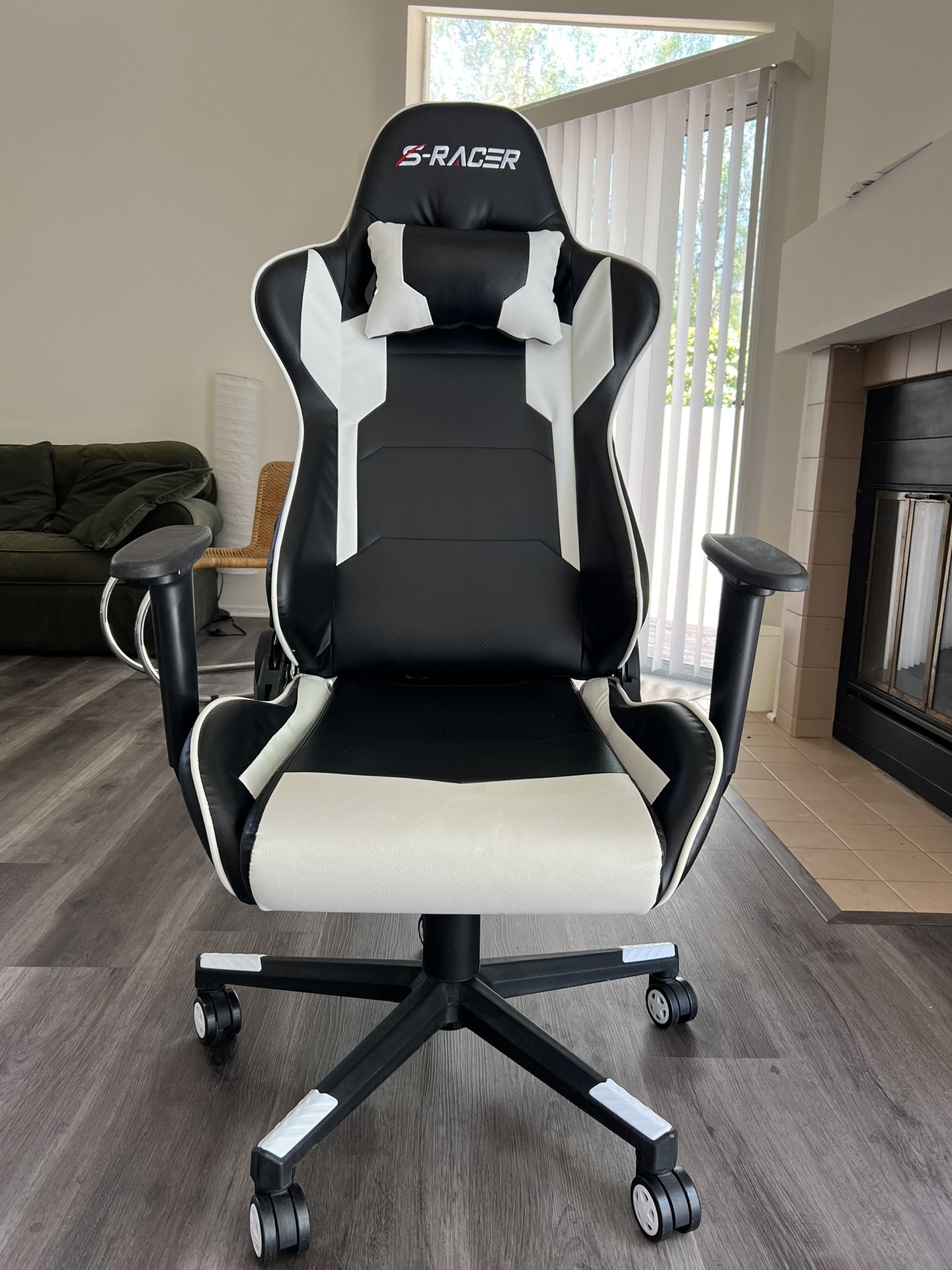 S Racer gaming chair ergonomic and adjustable for Sale in Irvine, CA