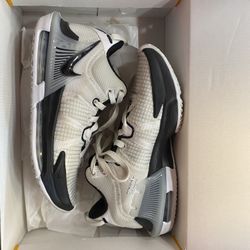 Basketball shoes