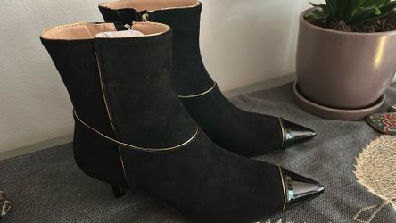 New! Things II Come Women’s Black, Gold Trim Faux Suede Boots