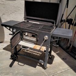 Bar B Que / Smoker. Dyna-Glo Model DGN576-DNC-D for Sale in Fallbrook, CA -  OfferUp