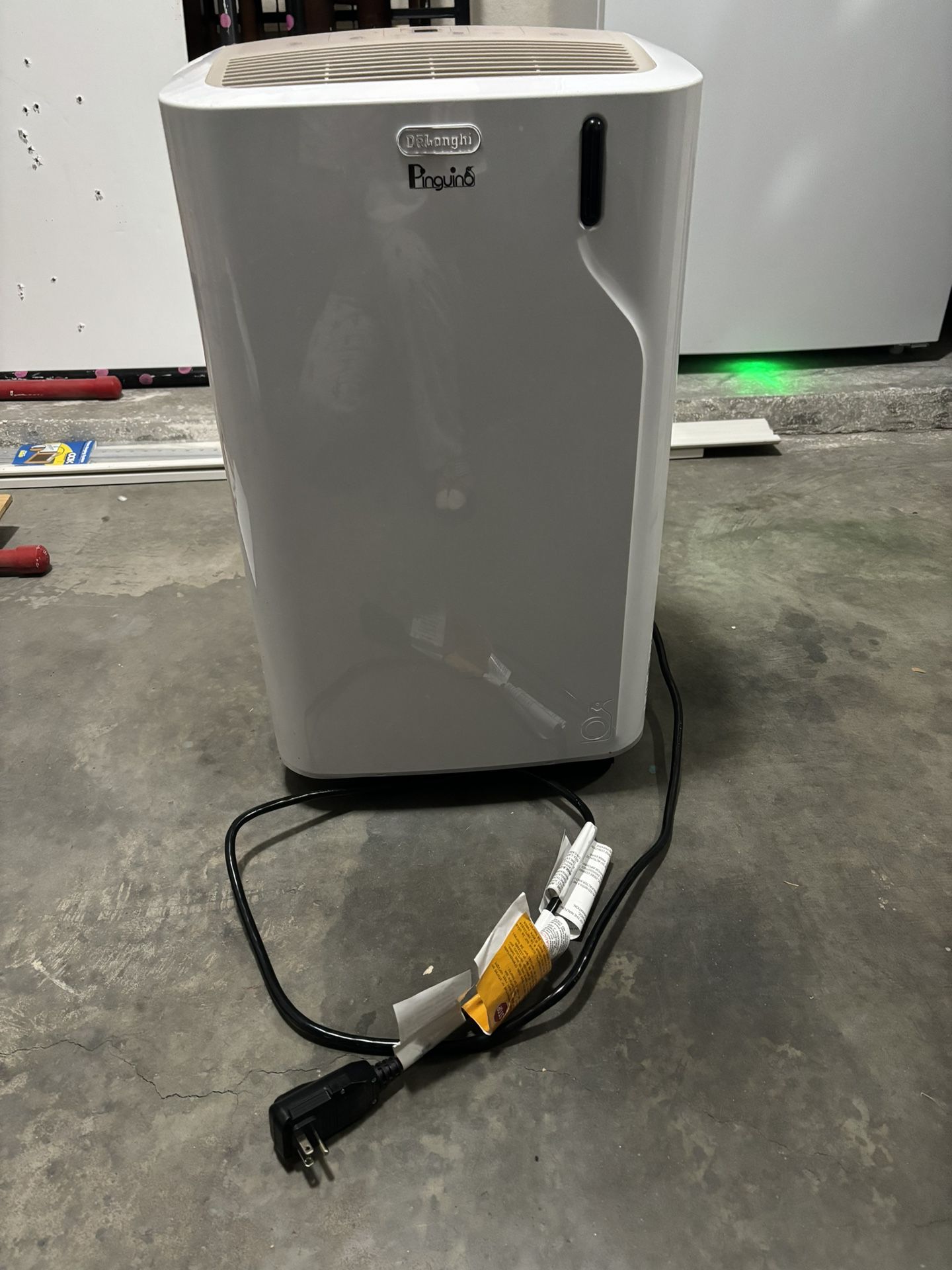 Delonghi Model PAC EM369S-6AL WH - Portable AC