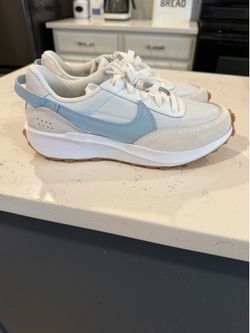 Women’s size 7 Nike Waffle Debut