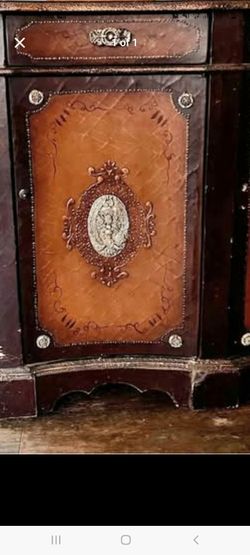 BEAUTIFUL CHEST HAVE 3 DOOR ..GOOD CONDITION