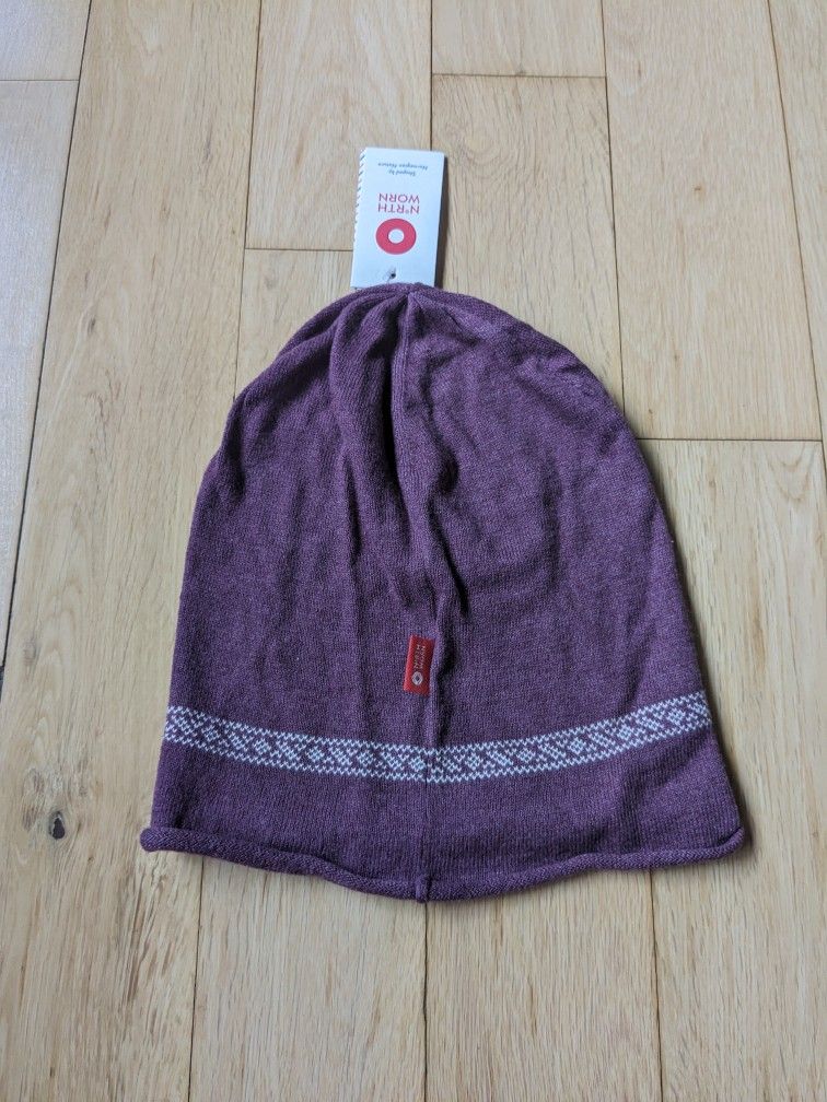 North Worn Brand Flam Knit Wine Color Beanie. Dart Design Norway Made. Unisex One Size. Ultralight 35 gms. Supreme insulation. Odor resistant. Comfort