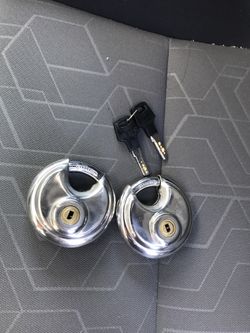 2 storage padlocks with 3 sets of keys