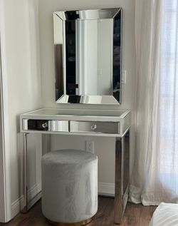 New Vanity Set (chair & mirror included)