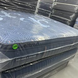 KING SIZE STEARNS & FOSTER LUX ESTATE PILLOW TOP MATTRESS & BOX SPRINGS BED SET