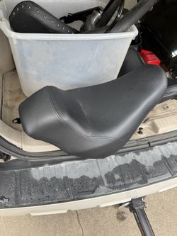 Harley Davidson seat 18-23 M8 softail low rider
