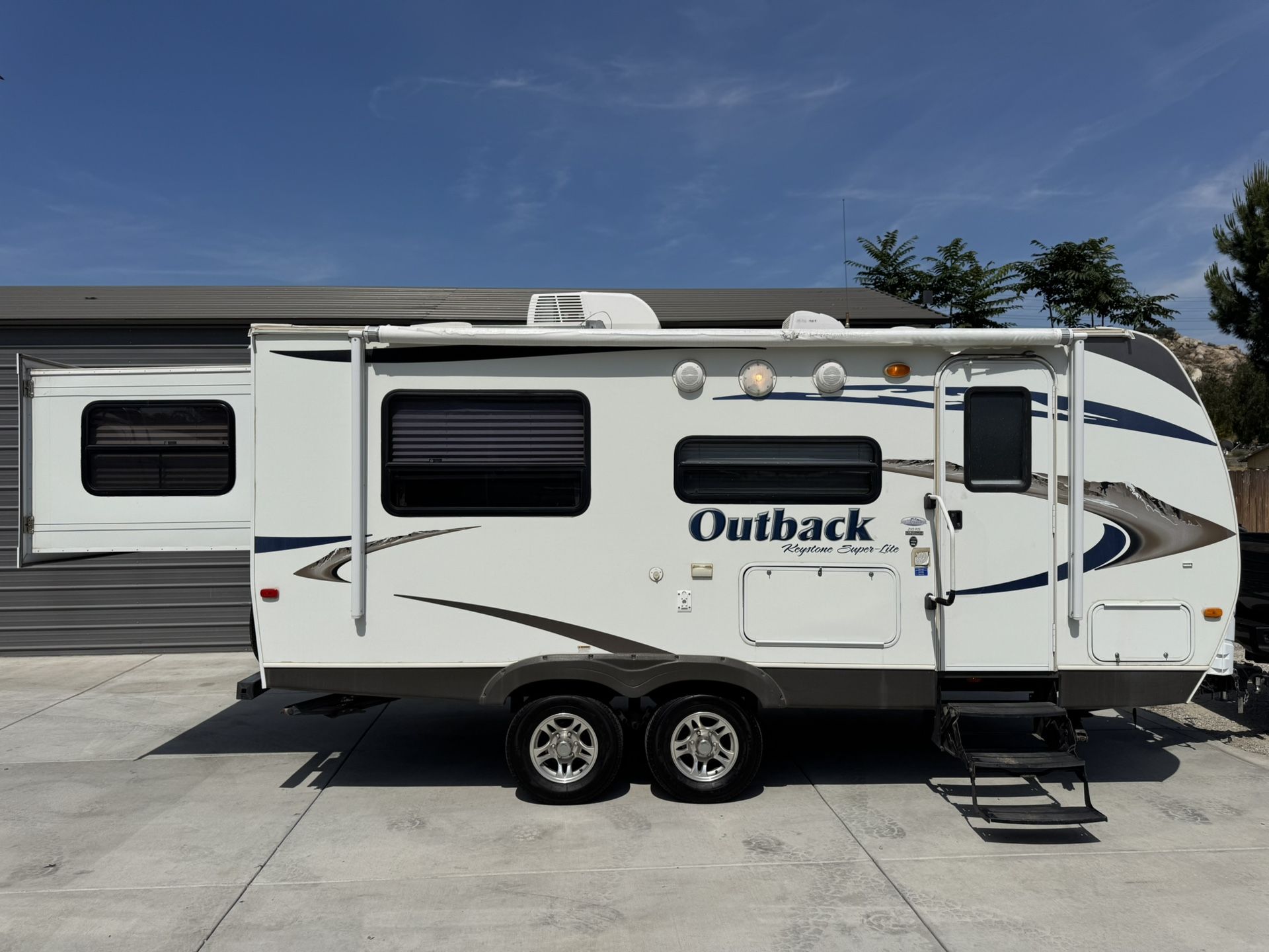 2011 Keystone Outback king bed bunk beds! 21ft