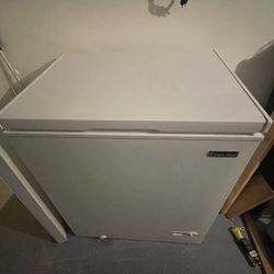 Magic Chef Deep Freezer model # HMCF5W4 is a 5.0 cu. ft