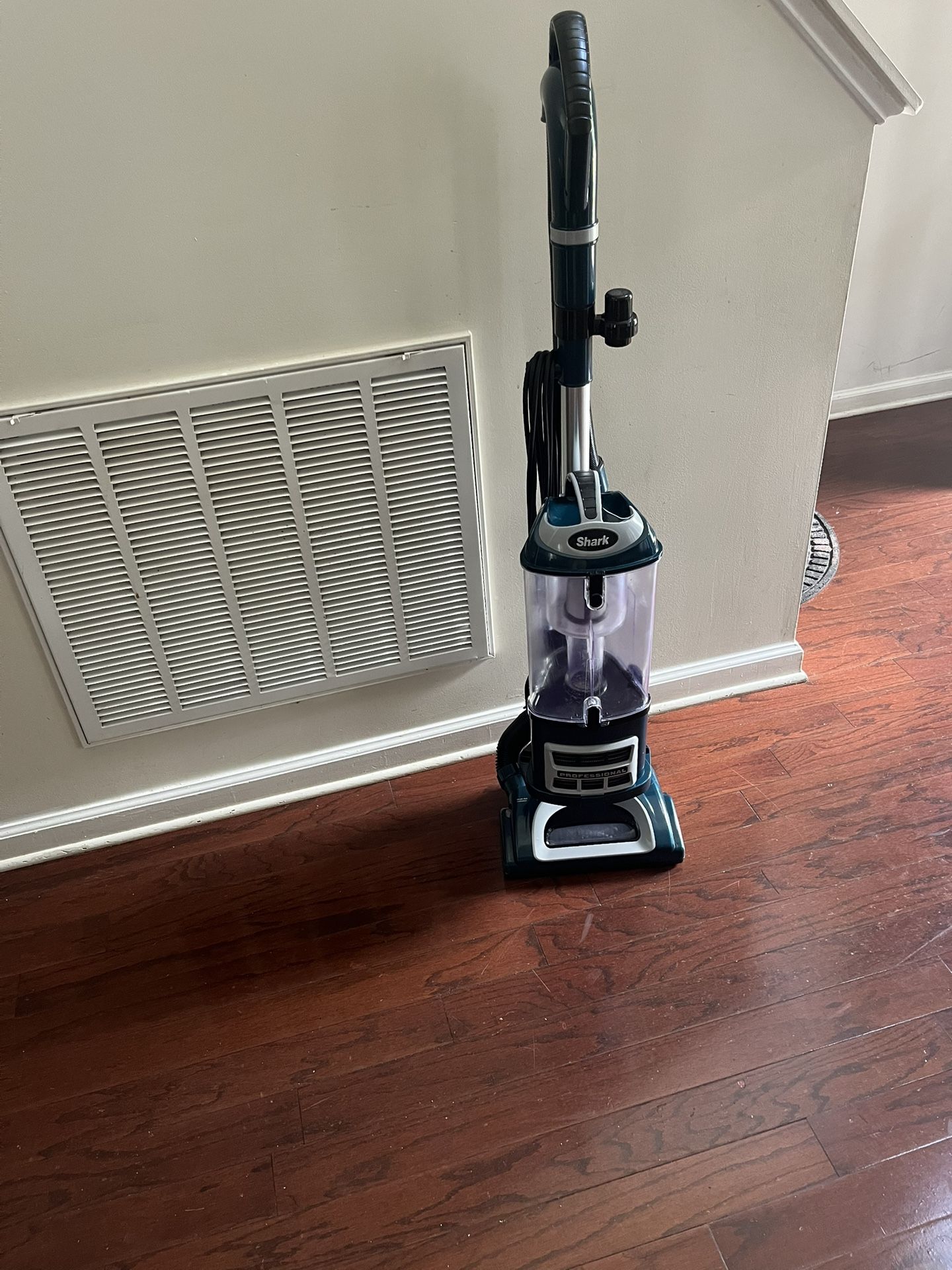 Shark Navigator Professional LiftAway Vaccum Cleaner