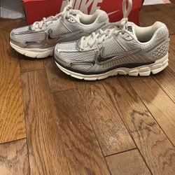 Nike Zoom Vomero 5 (size W 7.5/M 6