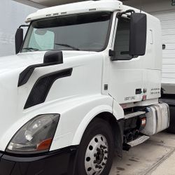 Volvo VNL Slow Roof Only 481k Miles