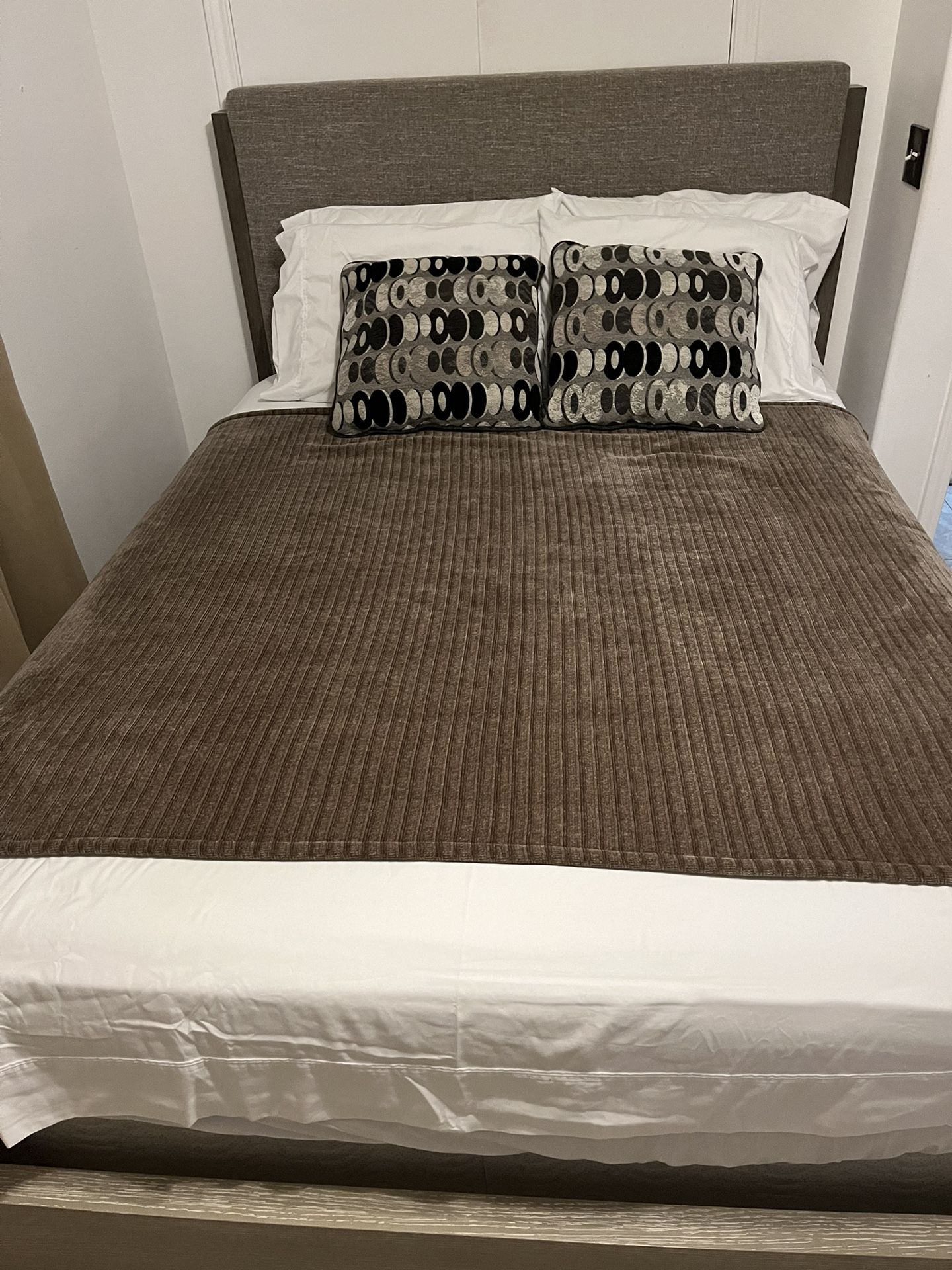Queen Size Bedroom Set!!!Mattress Not Included