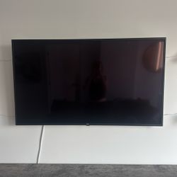 LG 55" Smart TV (2020) + Wall Mount