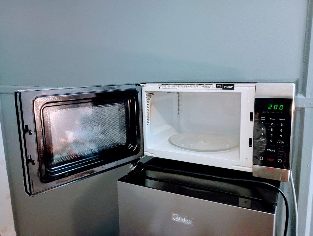 Frigidaire 1.1Cu. Ft. Stainless Steel Countertop Microwave
