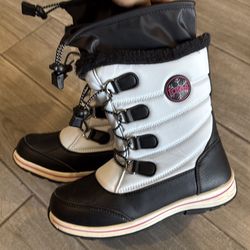 Girls snow boots size 4