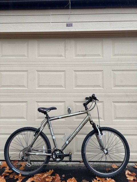 Trek 3900 Mountain Bike – 21” Frame (53.5 cm) – Aluminum – 26” Wheels - Men’s Bicycle