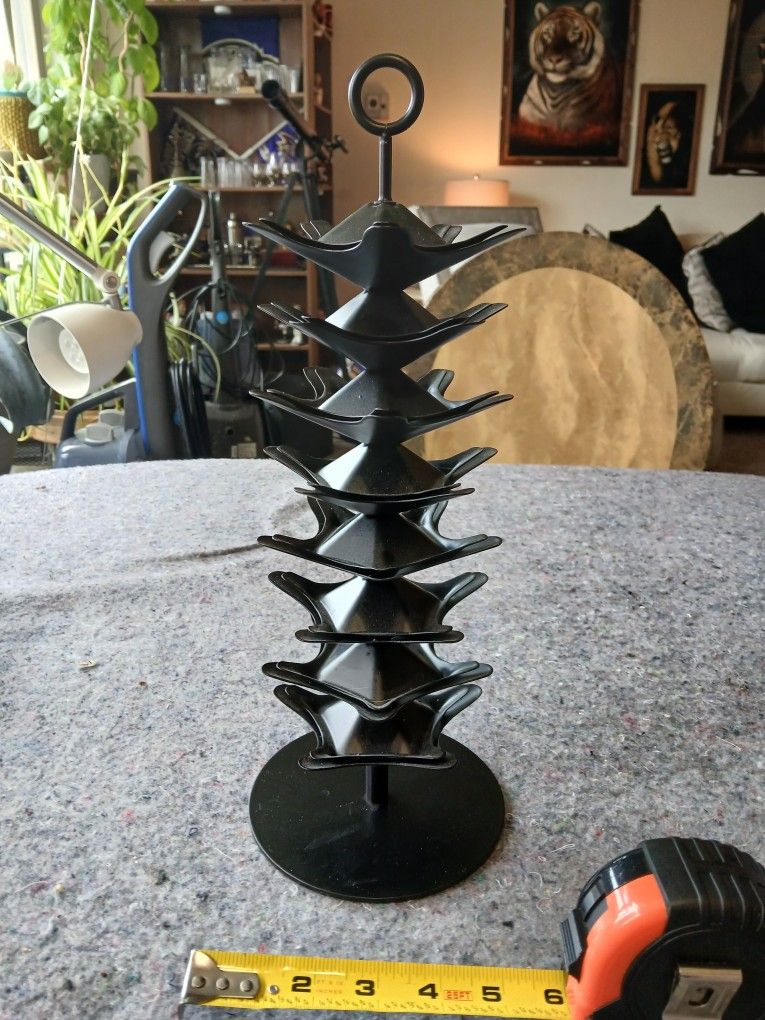The Xympo Kerig Cup Tree Holder is a sleek and practical storage solution for your kitchen. With 28 compartments and 7 shelves, this metal rack is des