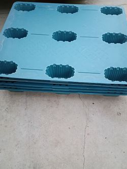 Heavy duty plastic pallets