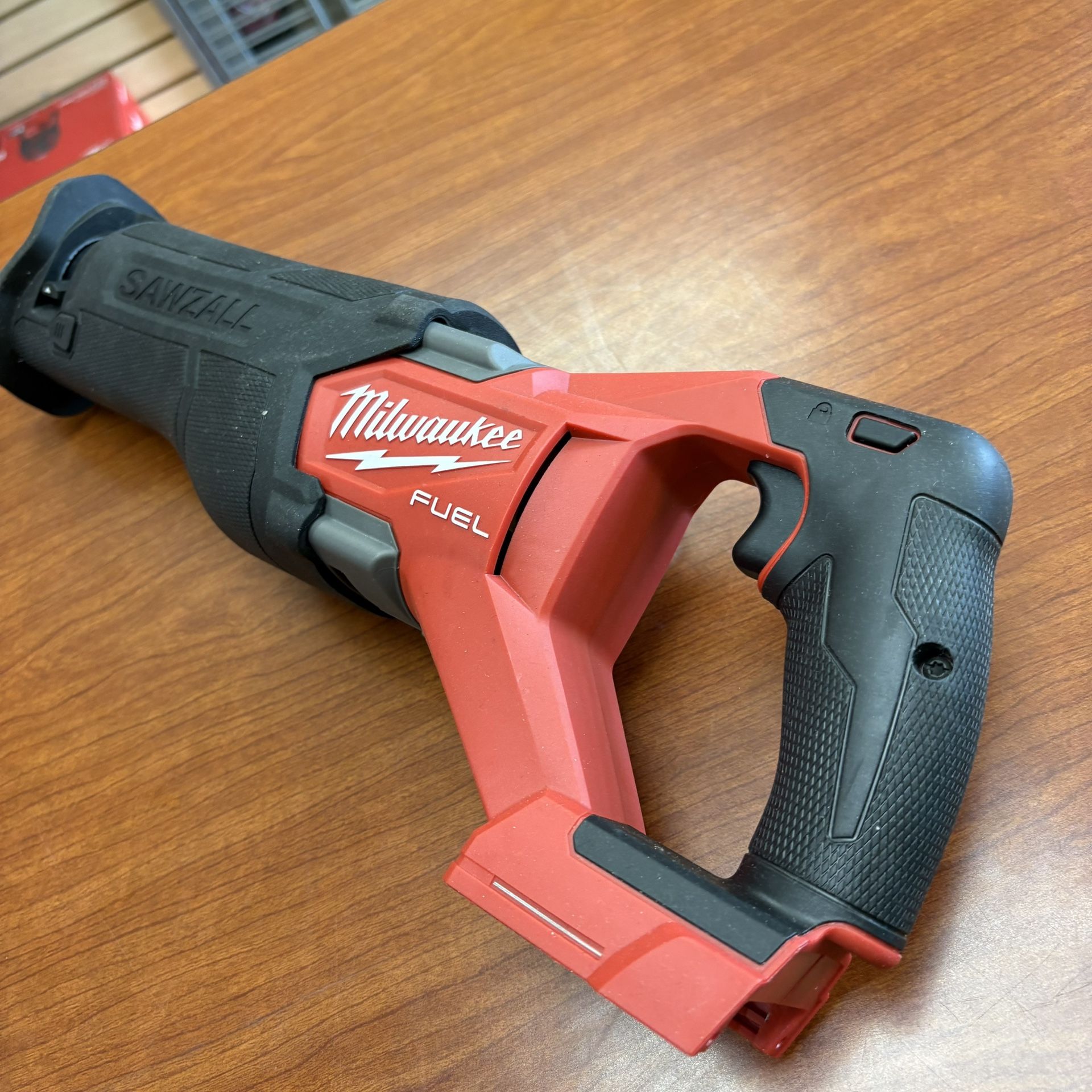 Milwaukee New Saw Zall 18M Fuel Brushless- Nuevo