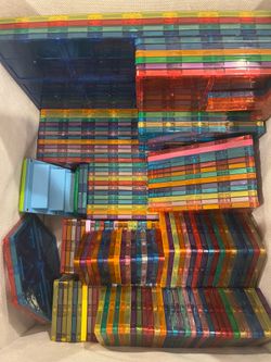 Magnatiles Lot (200 assorted pieces)