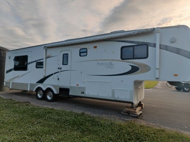 2008 Montego Bay 37ft RV trailer