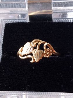 VINTAGE 10 K GOLD BLACK HILLS TRI COLOR RING