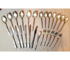 Wm. Rogers Silver Silverplate Treasure Pattern William Silverware Flatware Set forks knives spoons