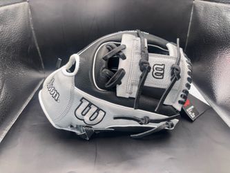 NEW w/tags 11.5” Wilson A700 RHT youth glove