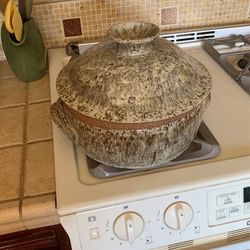 Vintage Large Covered Casserole Dish. Beautiful Glazed Ceramic!