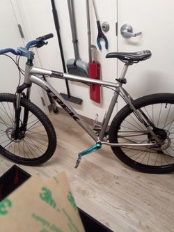 Trek Marlin 5 with raceface atlas upgrade package MAKE OFFER