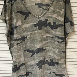 Express Women's Camouflage Short Sleeve V-Neck Pullover Top - Size Large - GUC
