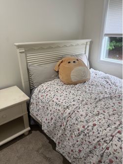 Full Bed, Dresser/nightstand