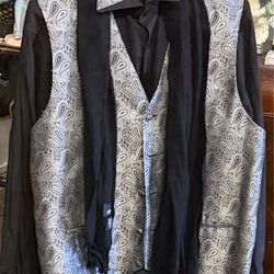 Preowned in great condition men’s set pants are 38x32, shirt 16 1/2 35-36, vest L Umo Lorenzo. With an added scarf . Located off lake mead and Simmons