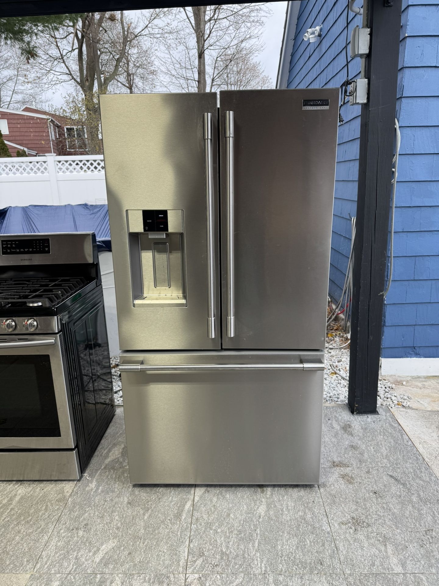 Frigidaire Professional Refrigerador 36 X 29 X 69 Almost New One Receipt For 90 Days Warranty