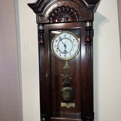 Wall Clock Howard Miller Model 612-221 Excellent condition