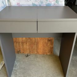  Desk/makeup Table